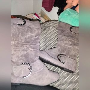 Felt Gray Boots With Buckle